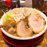 きまはち商店 - 二郎系です。ニンニクが効いていて、ごっついチャーシューと濃いめのスープ、野菜と合わせてがっつりいけます。