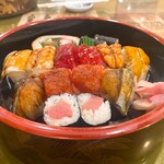 魚そう - 写真では分かりづらいかもしれませんが、半分に切ってあっても結構な大きさで、美味しいお寿司でお腹いっぱいになりました。