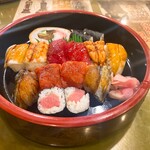 魚そう - 大ぶりの寿司は半分に切ってある事で、一口で食べられるサイズになってます。甘めのタレが程よく、美味しいです。