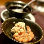 アカ - ❺タラの白子と車海老のアヒージョ
      〜ニンニクと濃厚な車海老味噌が更にねっとりとした濃厚なタラの白子を絡めたアヒージョ。定番だがあらためて"美味いな〜"と驚かされる。自家製ライ麦パンに染み染みで旨し。