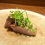 アカ - ❶北海道産ブリ
      〜今年は日本料理屋さんで寒ブリを頂く機会が多かったが、スパニッシュでは"初物"。皮目はパリッと炙り、ハーブとシェリーワインビネガーが効いたスパニッシュ