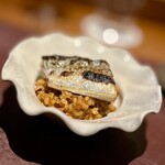 アカ - ❸秋刀魚のパエリア
      〜今年の秋刀魚は例年より豊漁だが、型が小さいかな。こちらはまだましな方でしょうか。だが和食っぽくあまり好みではないかな。芯の残った専用の米は噛み応えあり。