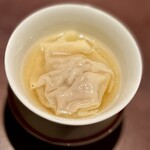 アカ - ❻ ハモンセラーノを90度で5時間煮出したスープ
      〜ハモンセラーノだから皮を剥いであり塩分高めで味わいが濃く感じる。カネロリ（筒状のパスタ）中は鴨ミンチ？