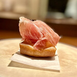 272989251 - ❹生ハムと春巻きクロケッタ
                        〜パリパリの春巻きクロケッタは中からクリーム状のシルクスイートが溢れて、生ハムとの相性は抜群。この生ハムがめっちゃ美味い♫