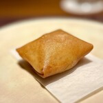 アカ - ❹生ハムと春巻きクロケッタ
      〜パリパリの春巻きクロケッタは中からクリーム状のシルクスイートが溢れて、生ハムとの相性は抜群。この生ハムがめっちゃ美味い♫