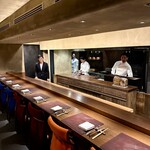 アカ - スッキリと広いカウンターは寛げる