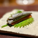 アカ - ❷小肌のボカディージョ
      〜言わずもがなのacaのスペシャリテ。柔らかな酢が効いたマリネした小肌に大葉がアクセント。トマトを練り込んだラスクだってかな。