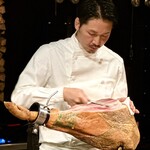 アカ - ハモンセラーノを薄〜く削りとる。かぶりつきたい衝動に駆られるのはわたしだけ？