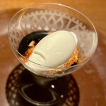 アカ - ➓マミヤ（スペインのミルクプリン）
      〜苦いカラメルもまた合いますね。ローストしたアーモンドはアクセント。山羊のミルクのアイスクリーム。