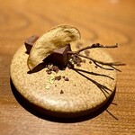 アカ - ⓫スペイン産チョコレート
      〜ペルー産アマゾンカカオ、自家製のクッキー、ローストしたピスタチオ。