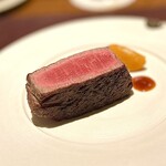 アカ - ❼山口県産ヒレ
      〜赤身が濃いヒレステーキは火入れが抜群で牛肉の甘味がジュワーと滲み出てくるレア感が良いね。添えてあるのは南瓜ピューレ、粒胡椒、自家製の塩が肉の旨味を引き出してる。