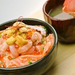 田村 岩太郎商店 - 海鮮前浜秋あじ丼（サーモンベースの前浜丼）