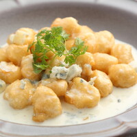 揚げニョッキとゴルゴンゾーラキューブ