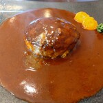 おふさいど カフェアンドレストラン - たっぷりのデミグラスソースがかけられたハンバーグ