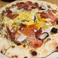Osteria UVA RARA 横浜 - ジャンボマッシュルームと生ハムのピッツァ