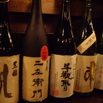 Kanda Kouju - optio A30で撮影。涎垂物の日本酒がづらり。