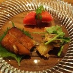 私厨房 勇 - 三種前菜
      フルーツトマトの甘酢漬け
      賀茂茄子のハムユイソース和え
      ハタの中国味噌漬け　オーブン焼き
