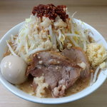 ラーメン いつき - ラーメン650円・味付玉子100円・野菜・にんにく・脂・辛め(食べるラー油）
