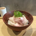 らーめんMAIKAGURA - 食べなきゃ損。ローストポークごはん　480円