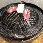 羊屋 えびす - ラム肩ロースを焼はじめます