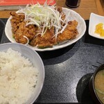 珍来 - ご飯（結構大盛り）とお味噌汁とちょっとの漬物