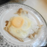あさくさ食堂 - 非対称的でユニークなフォルムのフライドエッグ