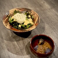 焼肉とみ 横浜関内店 - とみちゃんサラダ、牛そぼろの麻婆茄子