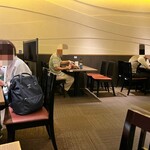 江戸川 - 店内は高級感ある佇まい。鰻好きには嬉しい気軽さ。