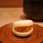 京味 もと井 - 最中です❗️白餡、マスカルポーネ、柿、シナモンを合わせたものを最中で挟み込み❗️