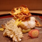 京味 もと井 - 白甘鯛炭焼き　怪獣の背中みたいなのは鱗