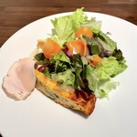 サポセントゥ ディ アキ - ハムやキッシュも入ったランチのサラダ