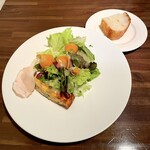 サポセントゥ ディ アキ - ランチのサラダとパン