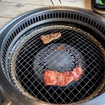 肉の青木商店 - 中落ちカルビ肉を焼く、の図
