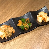焼肉 黒田 - キムチ3種盛り合わせ