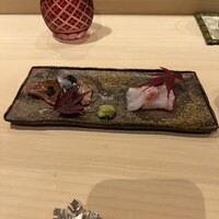 鮨ひろうみ - 勝浦の鰹のタタキ　薬味は当たりネギ
                  三重のキハタは1週間熟成して煎り酒で。熟成の粘りがよい。