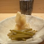鮨 さいとう - ガリ、葉わさび