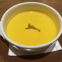 オーク ドア - 本日のスープ　※最初は栗かな？と思ったんですがナッツをローストしたものでポタージュにしているそうです。非常に濃厚で美味しいです！