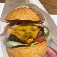 オーク ドア - ハンバーガーはフライドオニオン、ベーコン、チーズ、パテ、トマト、レタスの構成です。バンズはやや全粒粉気味で余り固くないタイプ。ソースはグレイビー？ちょっとよくわかりませんでした。