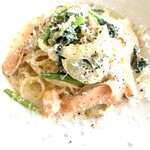 カフェ フオネ - サーモンとほうれん草のチーズクリームパスタ