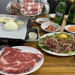 백제정육점 - ユッケと牛の薄切り肉。手前は追加したステーキ肉。