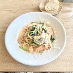 カフェ フオネ - サーモンとほうれん草のチーズクリームパスタ