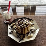さとやまカフェ - 料理写真:チョコバナナパンケーキ(1260円)いちごミルク(550円)