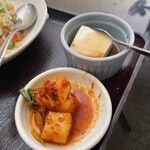 福縁 - カクテキと冷奴。日中合作！　ん？日韓？