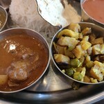 アーンドラ・カフェ - チキンとじゃがいも・グリーンピースのポリヤル