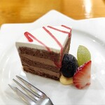 ミエ シマムラ - ケーキが絶品。添えてあるフルーツがまた美味しくて嬉しい