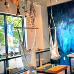 PAINAGAMA BLUEBOOTH - 店内のカウンターにはハンモック。オババ1人、座る勇気はない(・_・;)