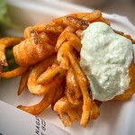 PAINAGAMA BLUEBOOTH - 揚げたてのカーリーポテトは、アーサー（アオサ）のサワークリームソースがのって、美味しい〜(*^^)v