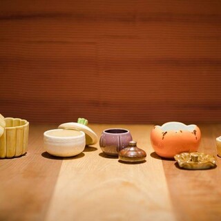 "Please Enjoy the Tableware Collected by the Shop Owner Since Entering the Culinary World"