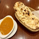 ガネーシュ  - Bセットのカレーとナン（ヒヨコ豆とじゃが芋のカレーとアーモンドナン）