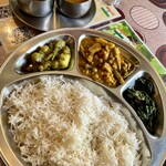 カマル - 料理写真:ターリセット（マトン）@1,250円　マトンカレー、ダル（豆）のカレー、大根とジャガイモの炒め物、インゲン豆、ほうれん草の炒め物、アチャール（漬物）、バスマティライス　これに、サラダとソフトドリンク、デザートが付きます